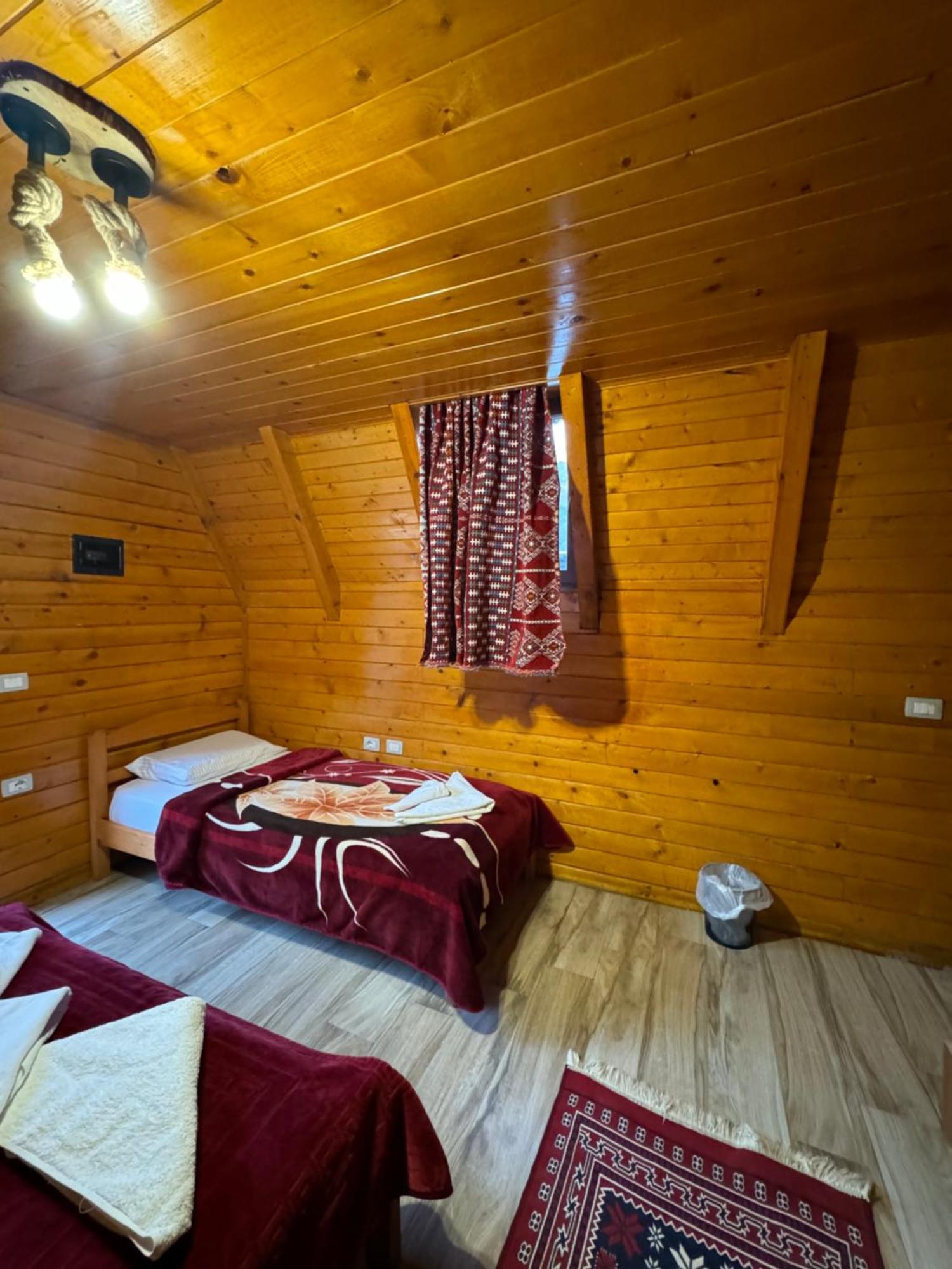 Thethi Paradise & Restaurant Farm stay *