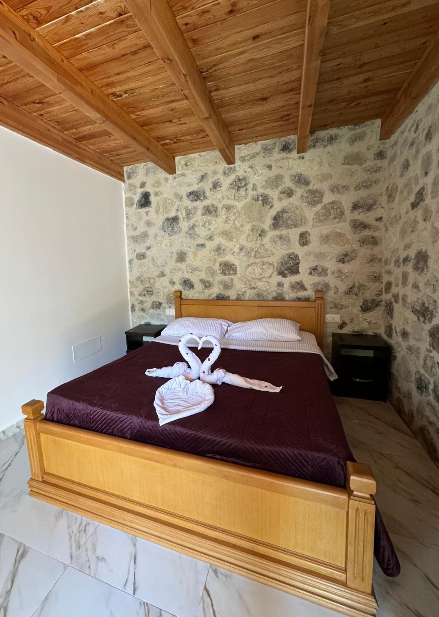 Thethi Paradise & Restaurant Farm stay